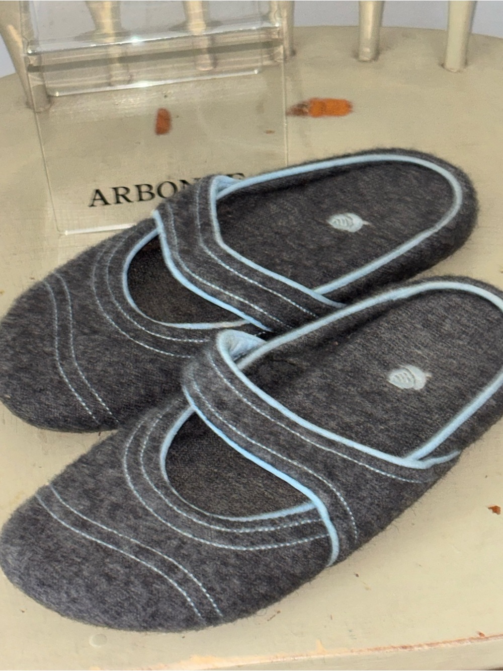 Acorn 9 Dark Gray Women's Slip-On Wool Slippers with Light Blue Trim